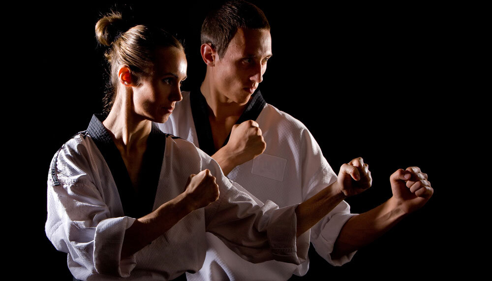 Виды фитнеса с элементами восточных единоборств. Женщины и восточные единоборства. Восточные единоборства девушки. Смешанные восточные единоборства. Каратэ самооборона.