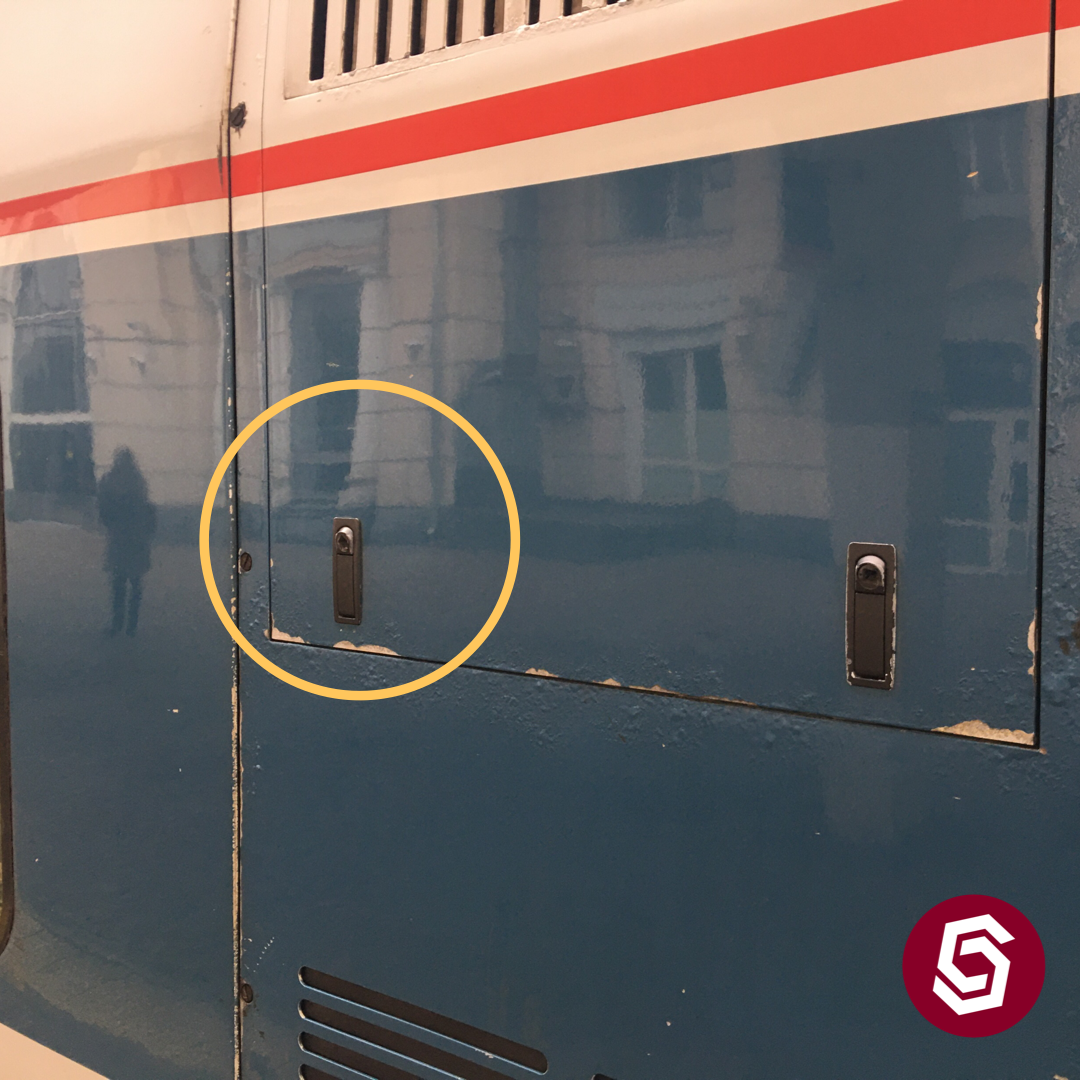 Компрессионные замки рычажного типа на железнодорожном транспорта