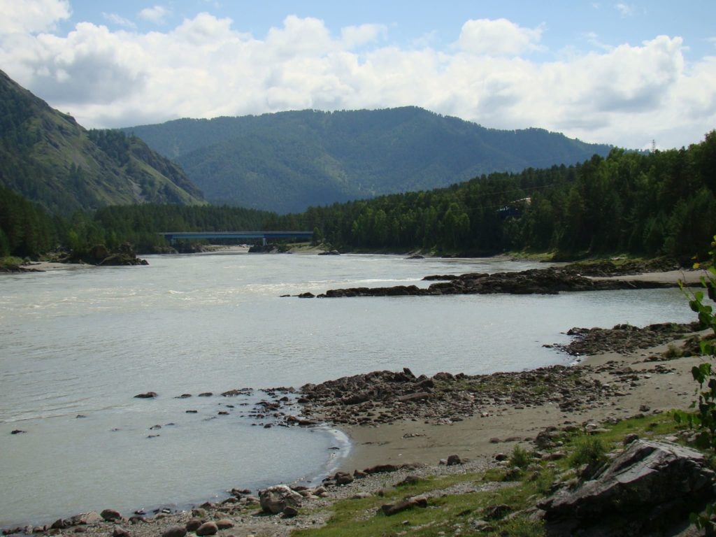 Окрестности с. Аскат. Капитальный мост, соединивший берега реки Катунь в 2003 году. Раньше на этом месте был подвесной деревянный мост, а когда его ремонтировали зимой и даже весной, в марте – начале апреля, люди ходили по льду. Незабываемые ощущения, когда идёшь по льду, а выше и ниже по течению реки – открытая вода.
Фото Алексея Полтева.