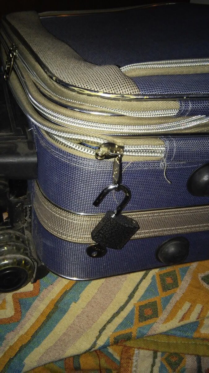 Один из вскрытых чемоданов