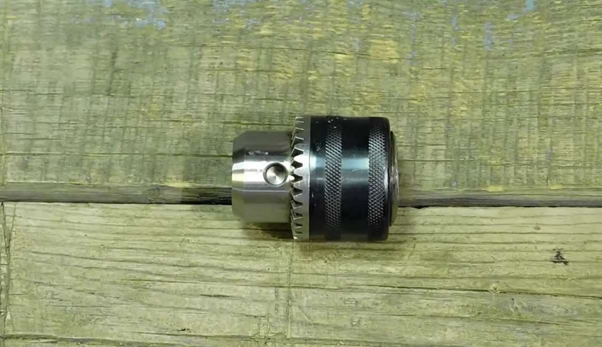 Всем привет! Сегодня я поделюсь с вами классной идеей, как из обычной болгарки и подручных материалов сделать очень полезную вещь. Для начала на понадобится патрон для дрели, который нужно будет адаптировать под болгарку.