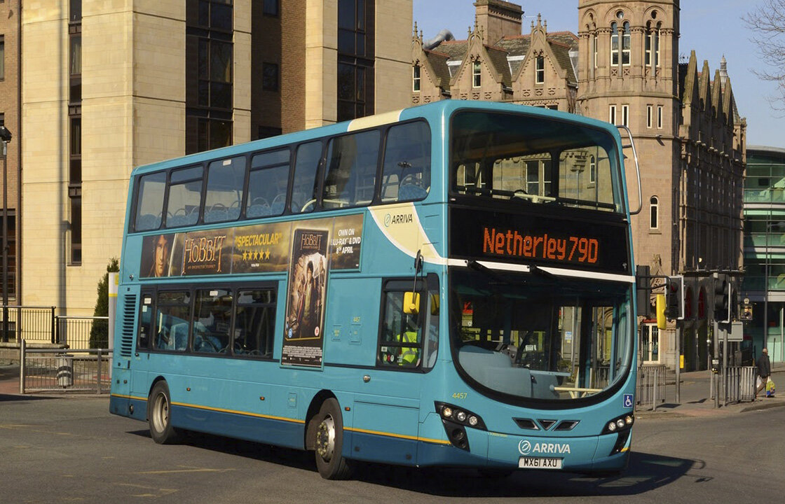 Ливерпульский двухэтажный автобус компании Arriva.