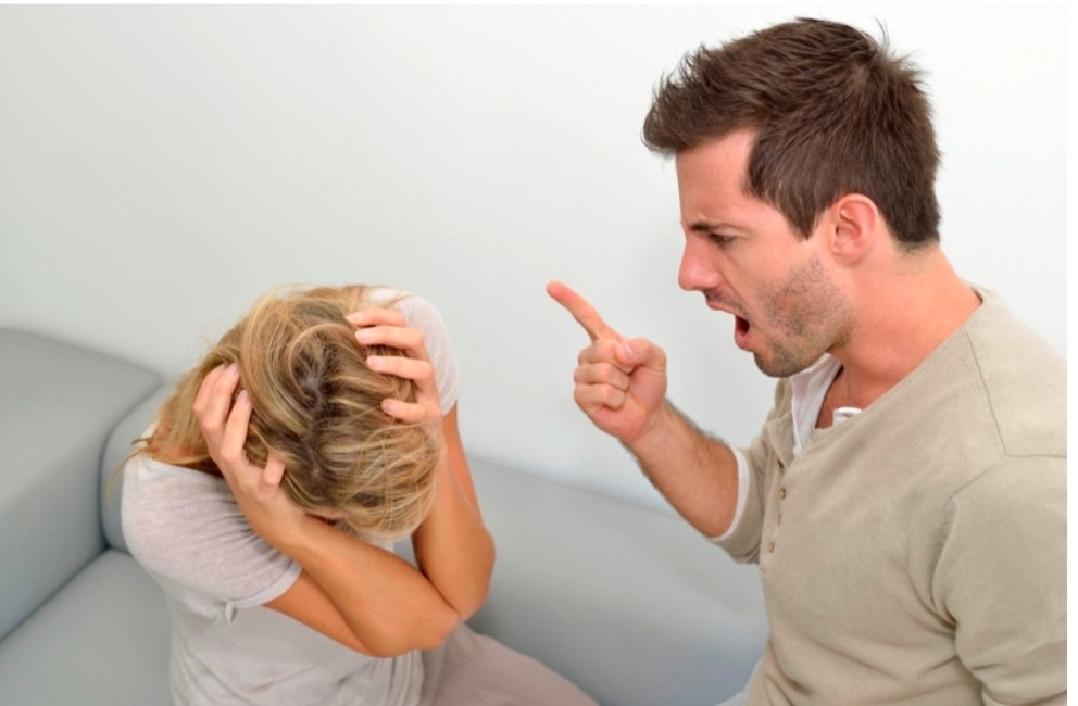 Как можно продолжать любить своего мучителя?.. Человека, который причинил столько боли? А где гарантии, что он не начнет в какой-то момент бить ребенка?