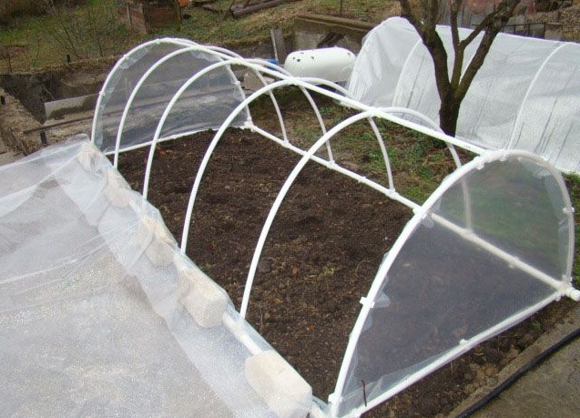 2. Использование металлических скоб для закрепления плёнки