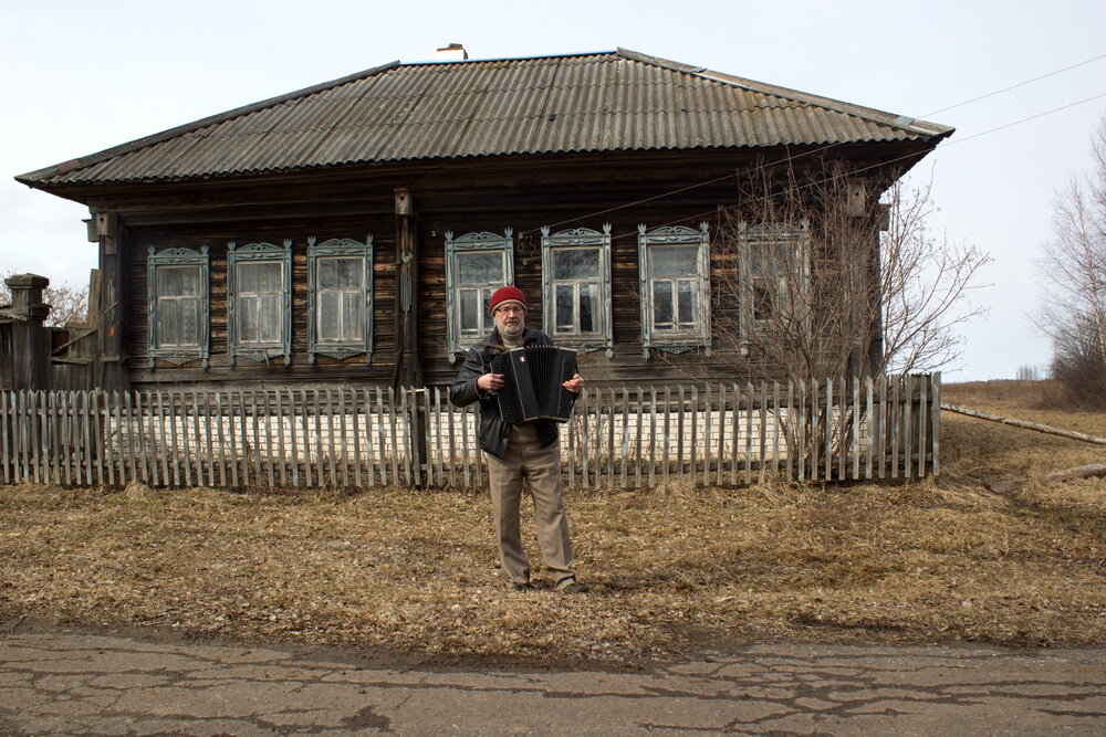 В День космонавтики один из местных жителей спел песню про свое село