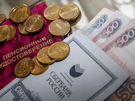 К 75 годовщине Победы в Великой Отечественной войне ветераны и инвалиды войны, а также их вдовы и несовершеннолетние узники лагерей получат разовую выплату в размере 75 тысяч рублей. Труженики тыла и совершеннолетние узники лагерей единожды получат по 50 тысяч рублей.

Всё это федеральные выплаты. А ещё регионы вправе назначать собственные прибавки. Тут уж кто на что горазд. Например, власти Тверской области из своего бюджета выплатят дополнительно по 25 тысяч рублей ветеранам ВОВ, помимо вышеуказанных 75 тысяч. В Курской области решили всем ветеранам выплатить дополнительно по 5 тысяч рублей, а их вдовам – по 2 тысячи.