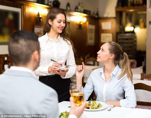 Иногда нужно помочь официанту, чтобы официант помог тебе. 