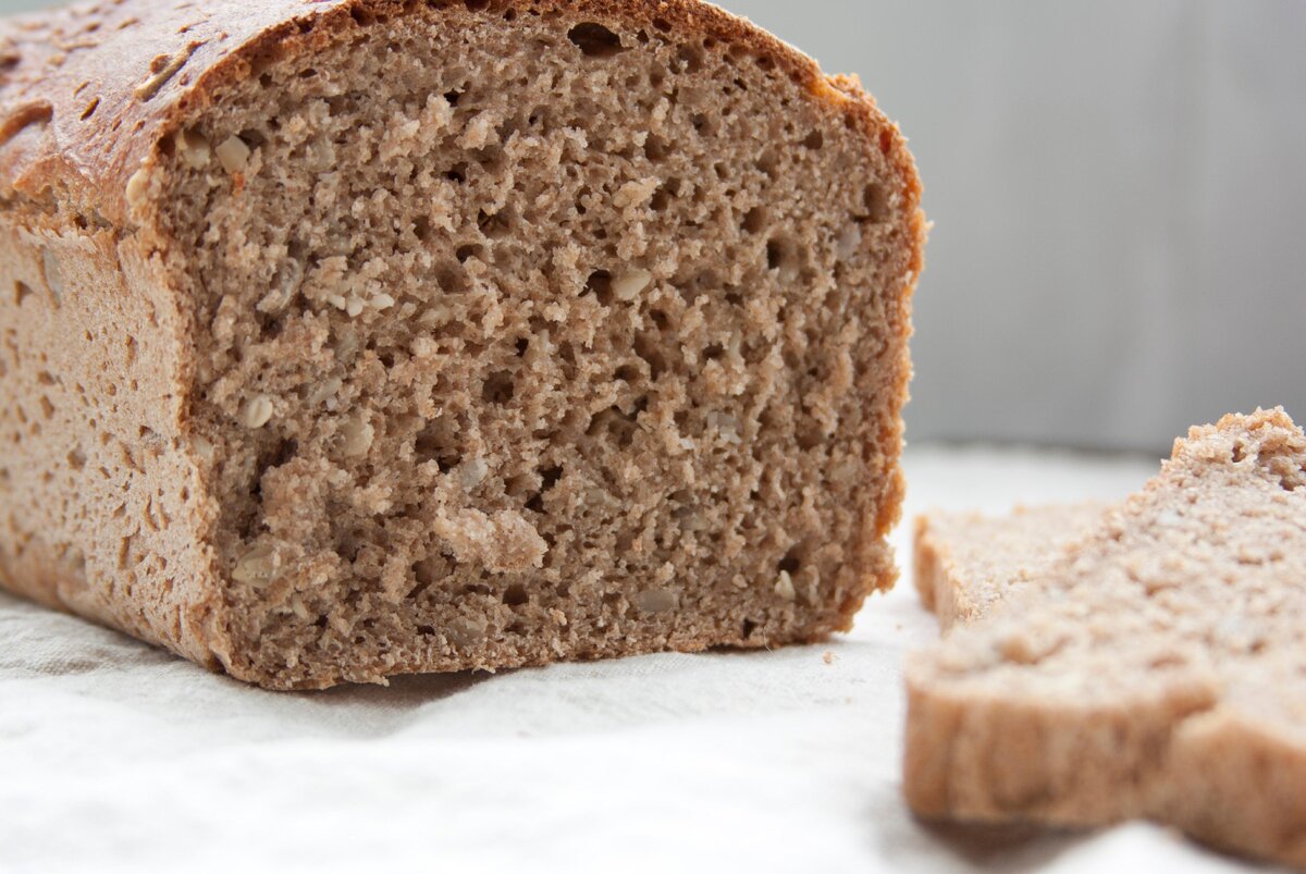 Ржано-пшеничный хлеб. Хлеб ржано-пшеничный в духовке. Ржано-пшеничный хлеб ржано-пшеничный хлеб. Черный хлеб. Вкусный черный хлеб в духовке