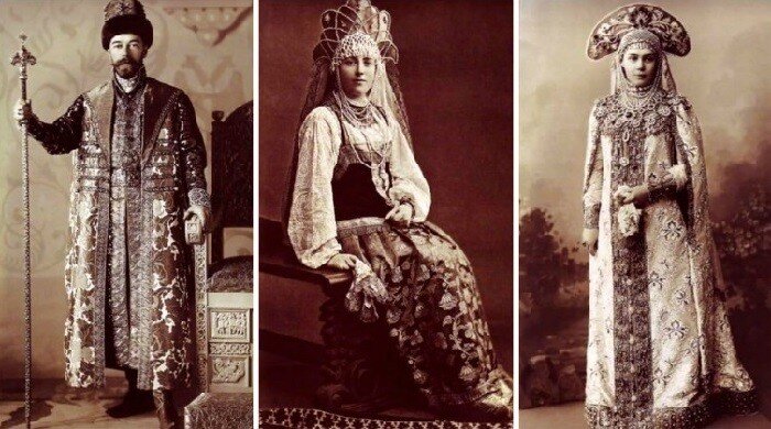 На самом деле на картах запечатлены члены царской семьи, которые однажды собрались на костюмированный бал-маскарад. Это был один из последних роскошных балов — вскоре империя пала под натиском революции, однако память о торжестве сохранилась вот таким чудесным образом