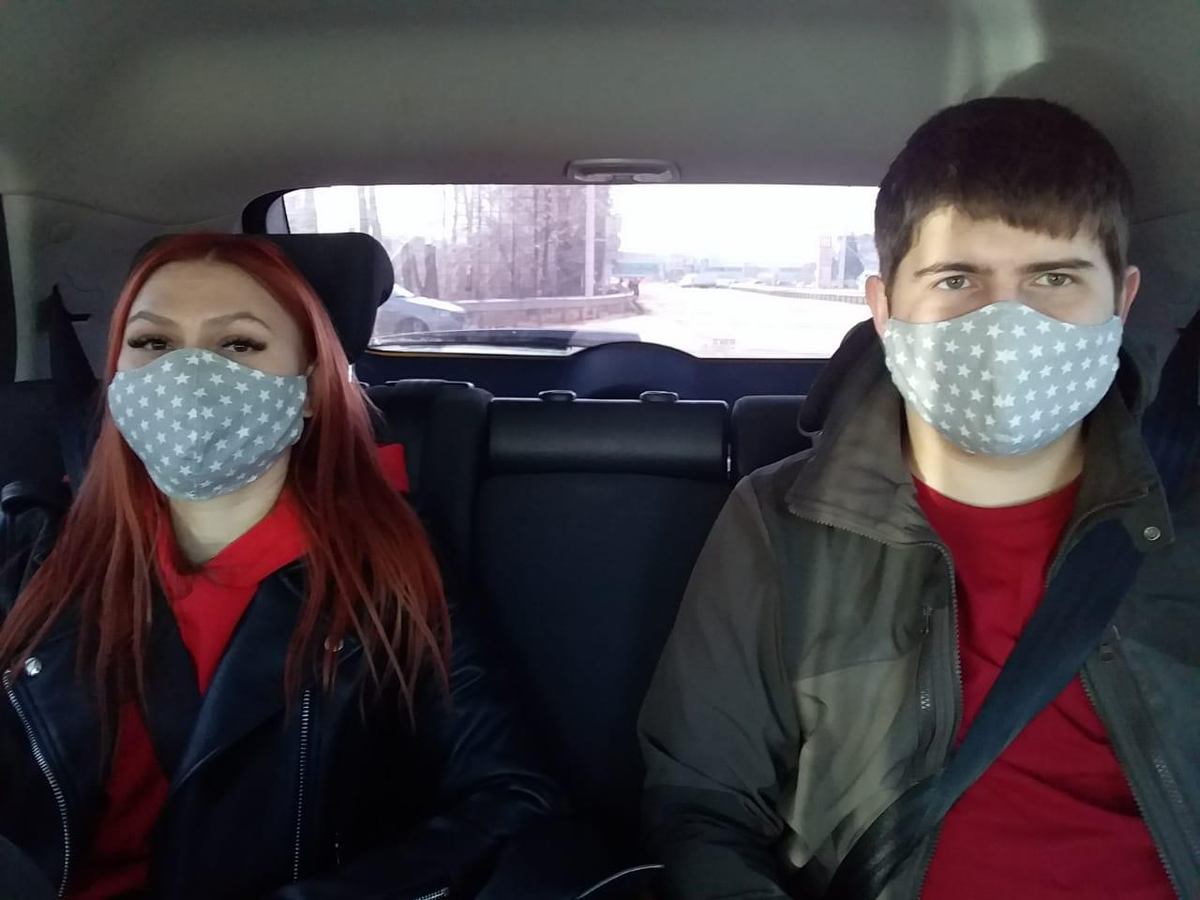 Предприниматели отложили выпуск детской одежды, чтобы шить маски для горожан и медиков. Социальные производства, которые появились в городах присутствия Объединенной металлургической компании благодаря программе «Начни свое дело», активно включились в борьбу с коронавирусом в самый сложный для страны период.