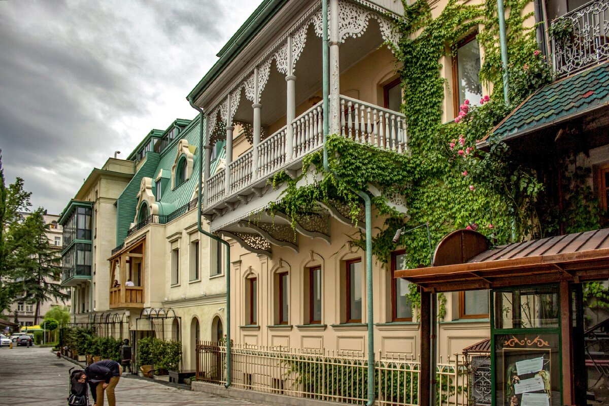 Street грузия. Грузия улочки Тбилиси. Старые улочки Тбилиси Грузия. Грузия Тбилиси ул Иванидзе. Улица Шавтели Тбилиси.