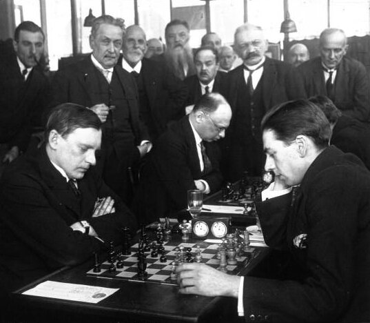 Картинка взята с сайта https://ru.wikipedia.org/wiki/Колле,_Эдгар#/media/Файл:Alexander_Alekhine,_Edgard_Colle,_1925.jpg