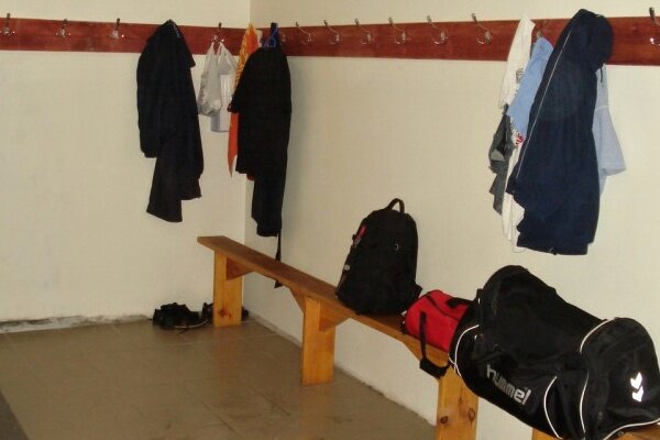 Когда я училась в школе, в физкультурном зале у нас были достаточно примитивные раздевалки,  примерно, как на этой фотографии. Сейчас в школах все круто...