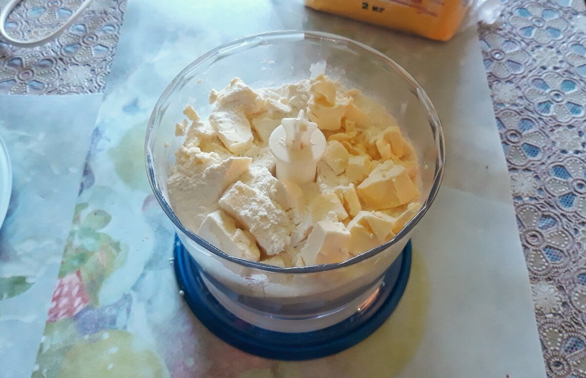 Блендер прекрасно справляется с приготовление масляной крошки для песочного теста.