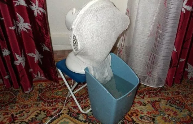 Один из способов - поставить перед вентилятором ведро воды, один конец марли в воду, другой на вентилятор. Так марля всегда будет мокрая и вентилятор будет испарять ее влагу, охлаждая комнату.