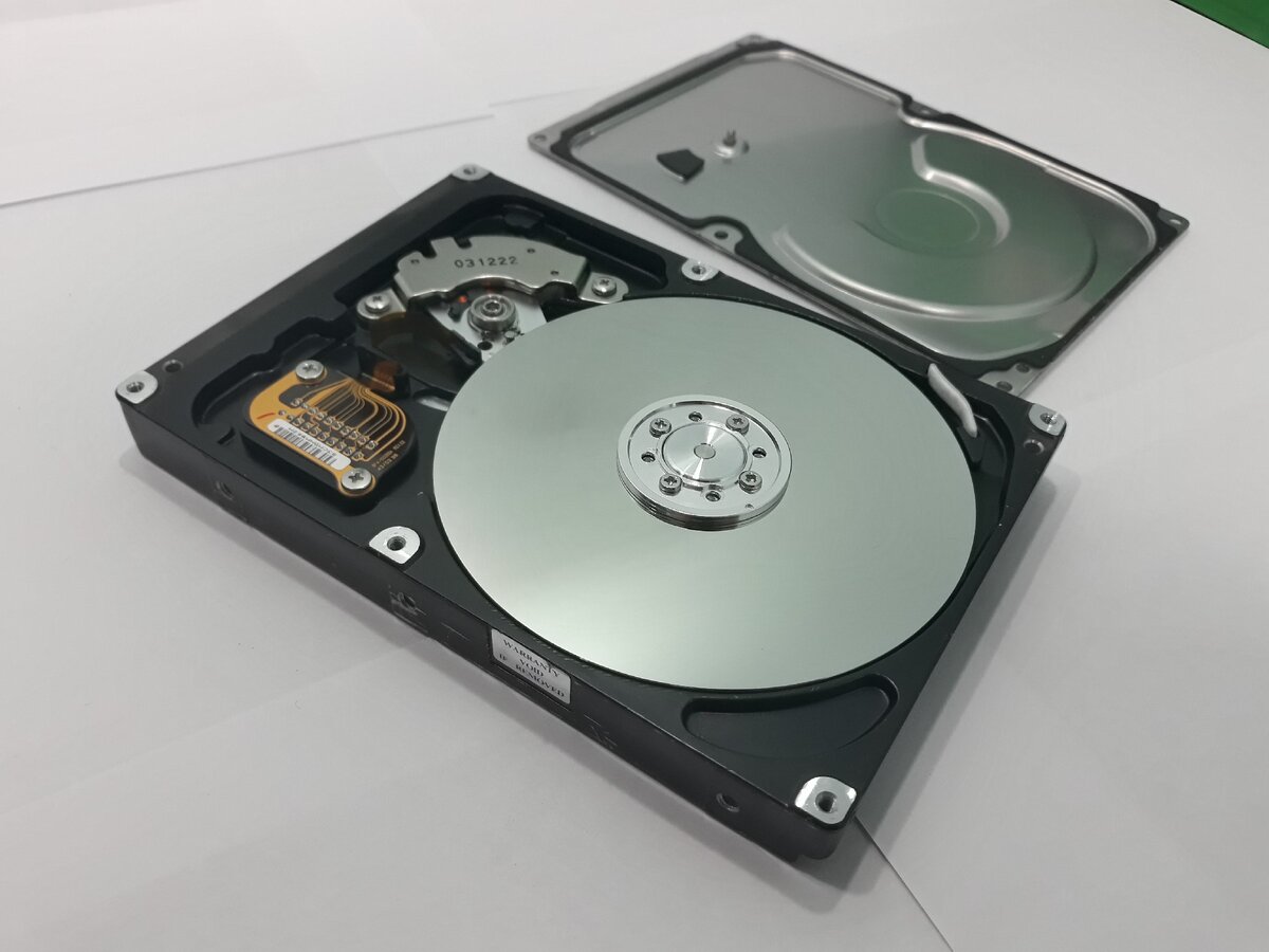 Жесткий диск в раскрытом виде.