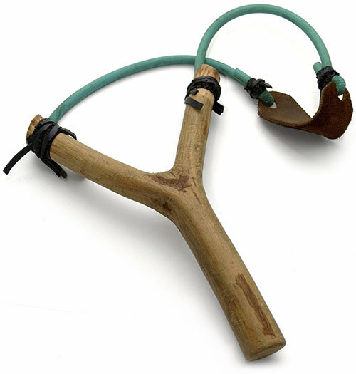 Самым распространенным оружием была, конечно же, рогатка. Трудно представить советского ребенка, который бы не знал, что это такое и не стрелял из нее. Кто по воробьям, кто по бутылкам или консервным банкам, а кто и по стеклам или уличным фонарям.
Распространение рогатка получила за простоту конструкции,  надежность выше, чем у АК-47, дальность и точность боя, ну и, конечно же, убойную силу. Правильно сделанная рогатка позволяла метров со ста металлической гайкой разбить окно или уличный плафон освещения.
В качестве патронов могло быть что угодно - гайки, шарики от подшипников, гладкие округлые камешки или более щадящие патроны - горох, плоды рябины, вишневые косточки...