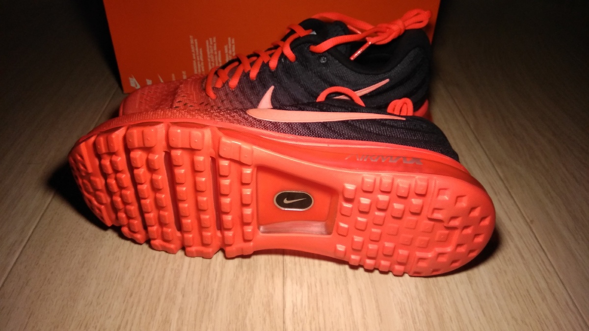 Подошва напоминает вафельницу и имеет продольные углубления Flex