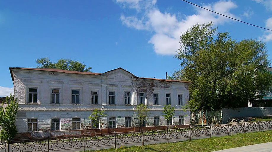 Апанаевское медресе находится на берегу озера Кабан, поэтому другое название учебного заведения было - Күл буе мәдрәсәсе. Современный вид до  реставрации.