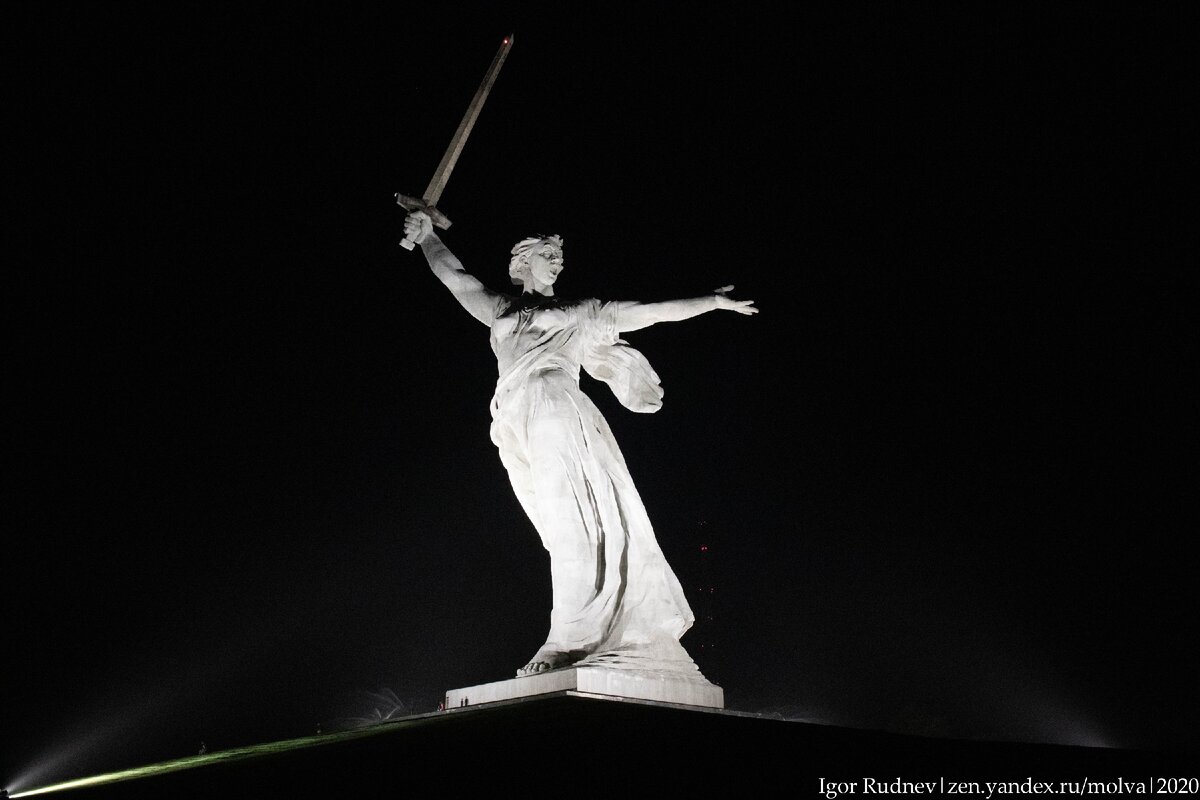 "Родина-мать зовет" в лучах прожекторов вечером