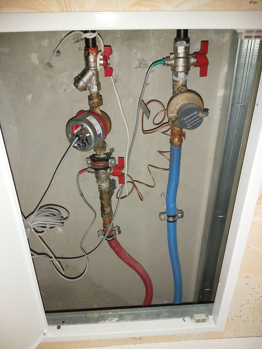 Вот что внутри и как это выглядит. Течёт то, что красное, т. е там где проходит горячая вода. 