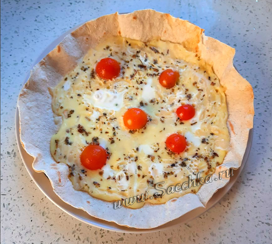 Лаваш с яйцом, сыром и помидорами