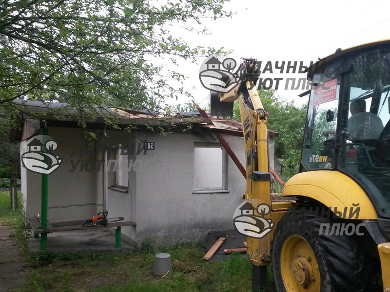 Начало сноса дачного дома на участке погрузчиком
