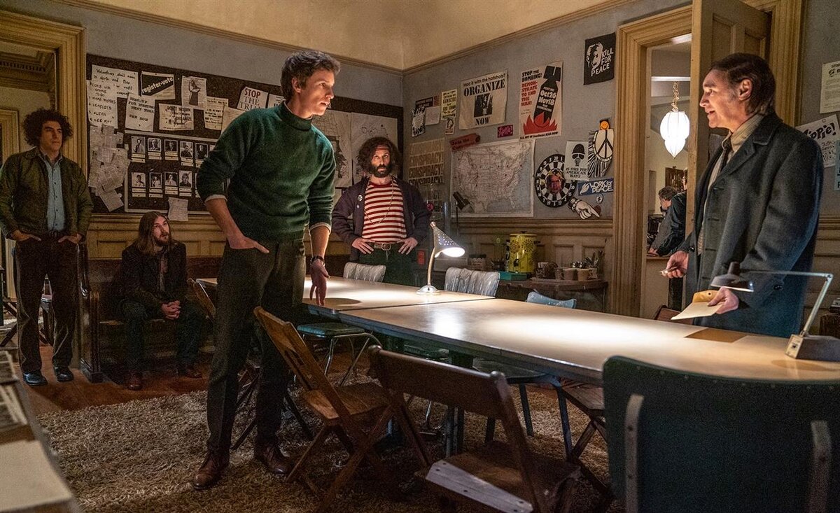 Чикаго, на дворе 1968 год. Массовая демонстрация против войны во Вьетнаме вылилась в жестокие стычки с полицией. Семь участников, а по совместительству и зачинщиков этих беспорядков предстают перед судом по обвинениям в заговоре против американского правительства. Таков сюжет новой скрупулезной работы Аарона Соркина - "Суд на чикагской семеркой", премьера которой состоялась на стриминговом сервисе Netflix в октябре этого года.