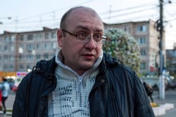 Сергей, журналист: 
Я редко езжу. Пользовался новыми красными автобусами, в принципе удобно, но в часы пик очереди тут очень большие, как было и всегда.