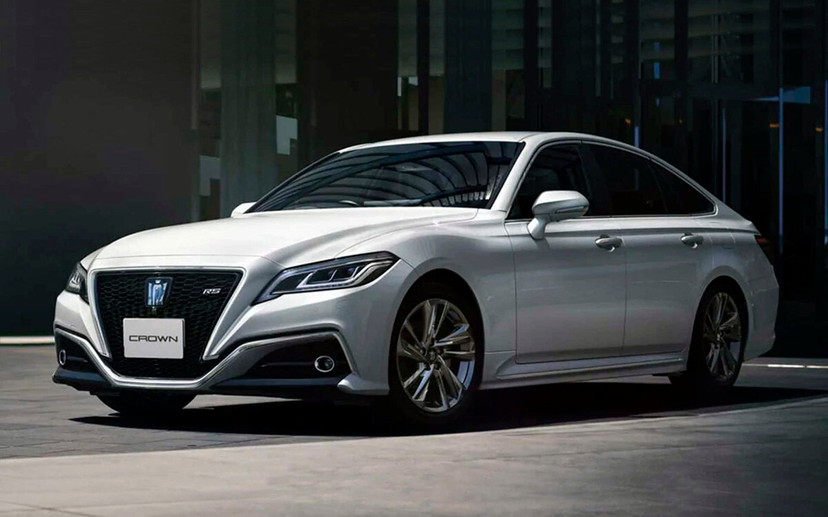 Toyota показала рестайлинговый седан Crown 15 поколения c большим сенсорным дисплеем и продвинутой мультимедийной системой 