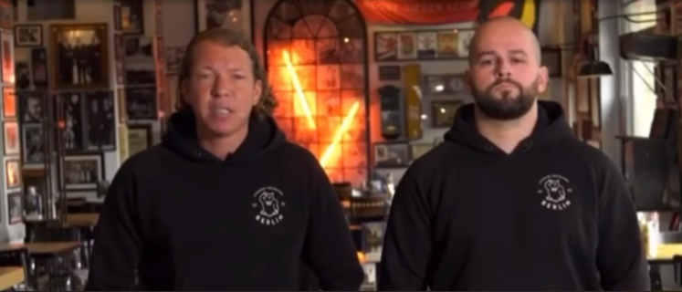 Накипело у мужиков. Судя по лицу джентльмена справа он будет выносить из зала непрошеных гостей, в частности канцлера бундесканцлерину 