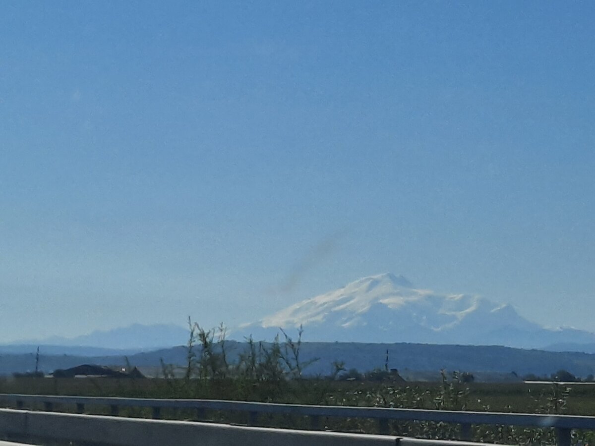 Вот он, величественный двуглавый Эльбрус