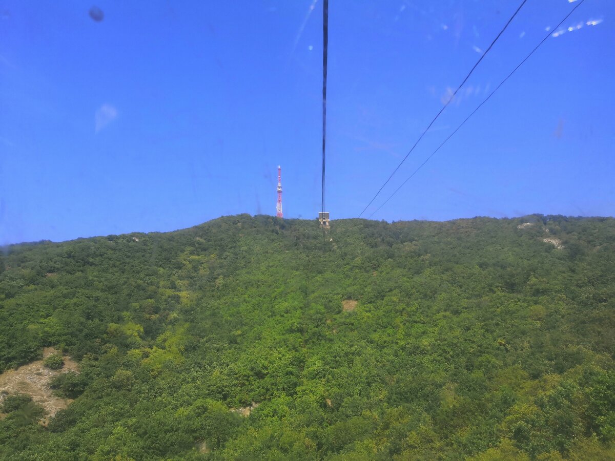 вид из кабины подъёмника на вершину горы