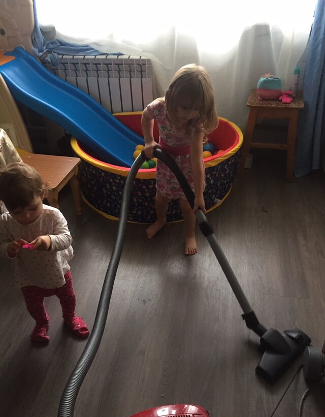 Юные хозяюшки.