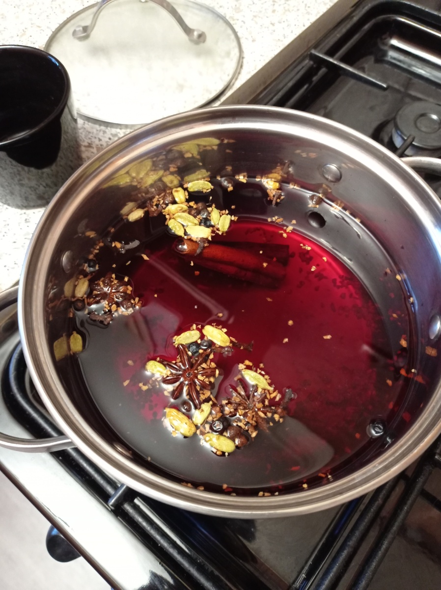 Обычный вишневый сок, только со специями 