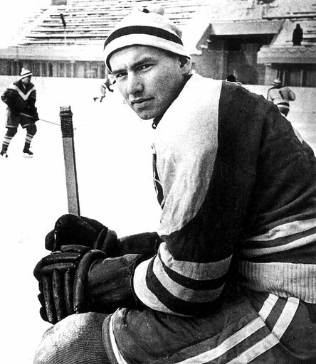 А спорт бросил очень рано.
Легендарность советского хоккея в сознании большинства любителей хоккея ассоциируется по большей части с образами великих троек Петрова и Ларионова.-2