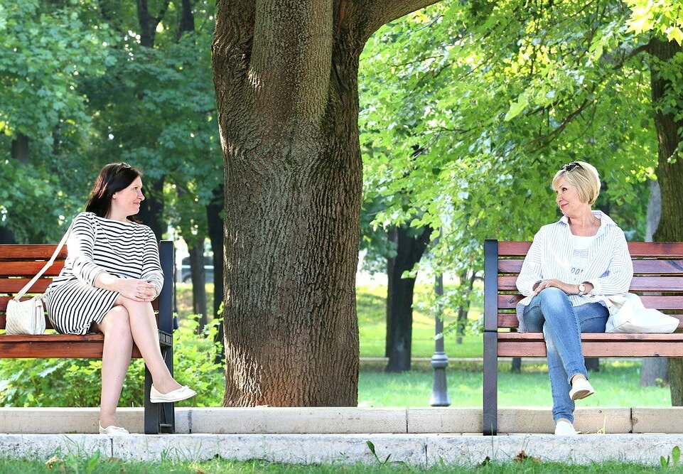 https://cdn.pixabay.com/photo/2016/08/11/18/33/women-1586480_960_720.jpg