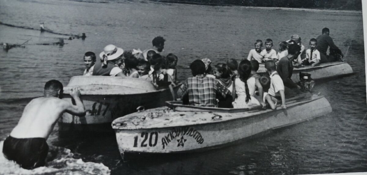 Катание на катерах-одно из самых захватывающих развлечений пионерского лагеря.