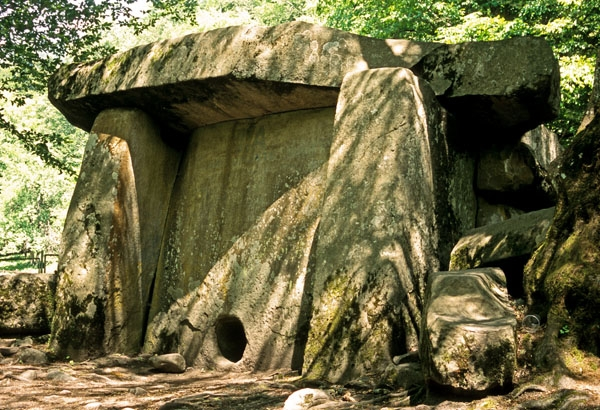 Поблизости от кордона заповедника в Гузерипле есть ещё и археологическая достопримечательность – дольмен. Сложенное из каменных плит древнее сооружение, которому приписывают возраст около 5000 лет. По поводу функционального назначения дольменов до сих пор нет однозначного мнения.