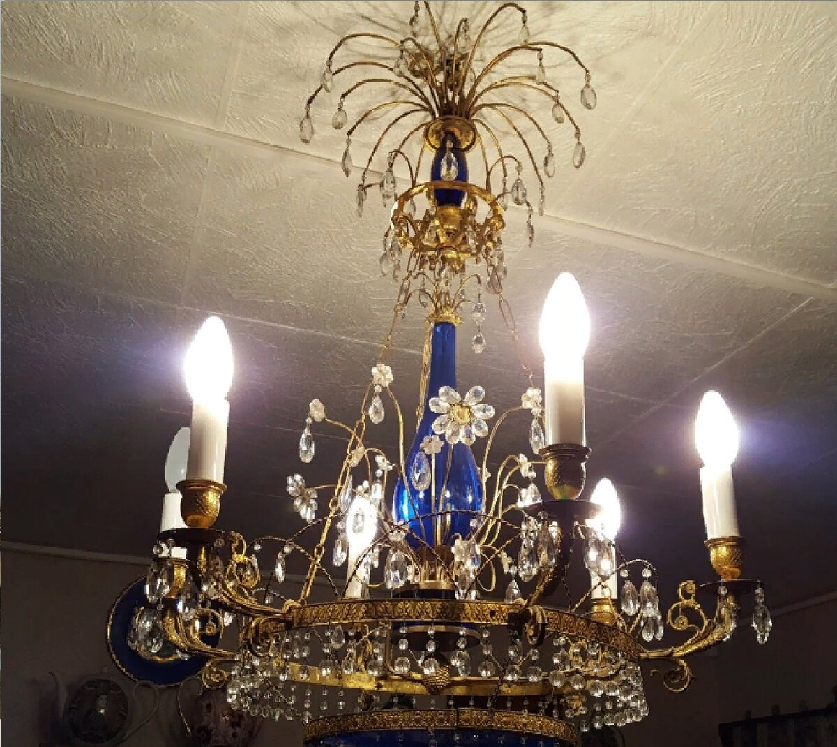 Люстра, подаренная Яном Френкелем, он привез ее для Мироновой из Чехии