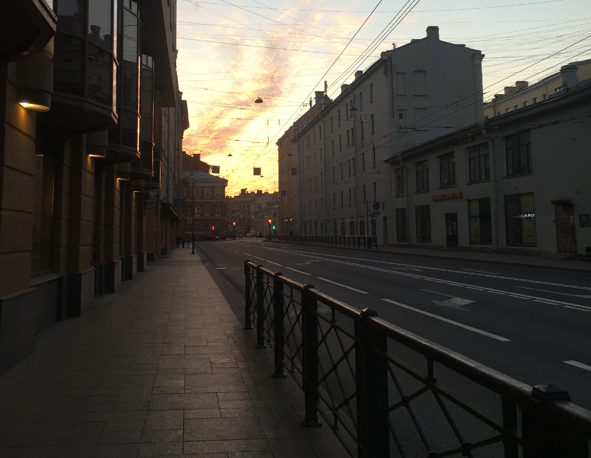 мой дом в Питере, в лучах утреннего солнца