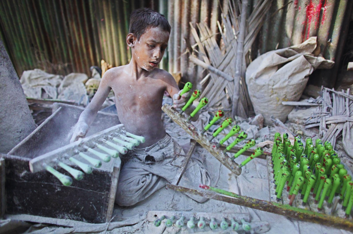 Людей в мире растет а. Бангладеш детский труд. Тяжелый детский труд. Эксплуатация детского труда в Китае. Детский труд в современном мире.
