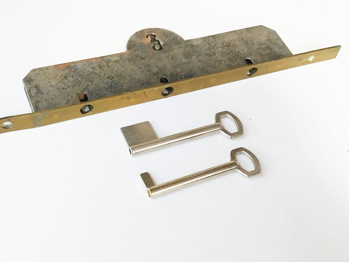 Замок, заготовка и практически готовый ключ.