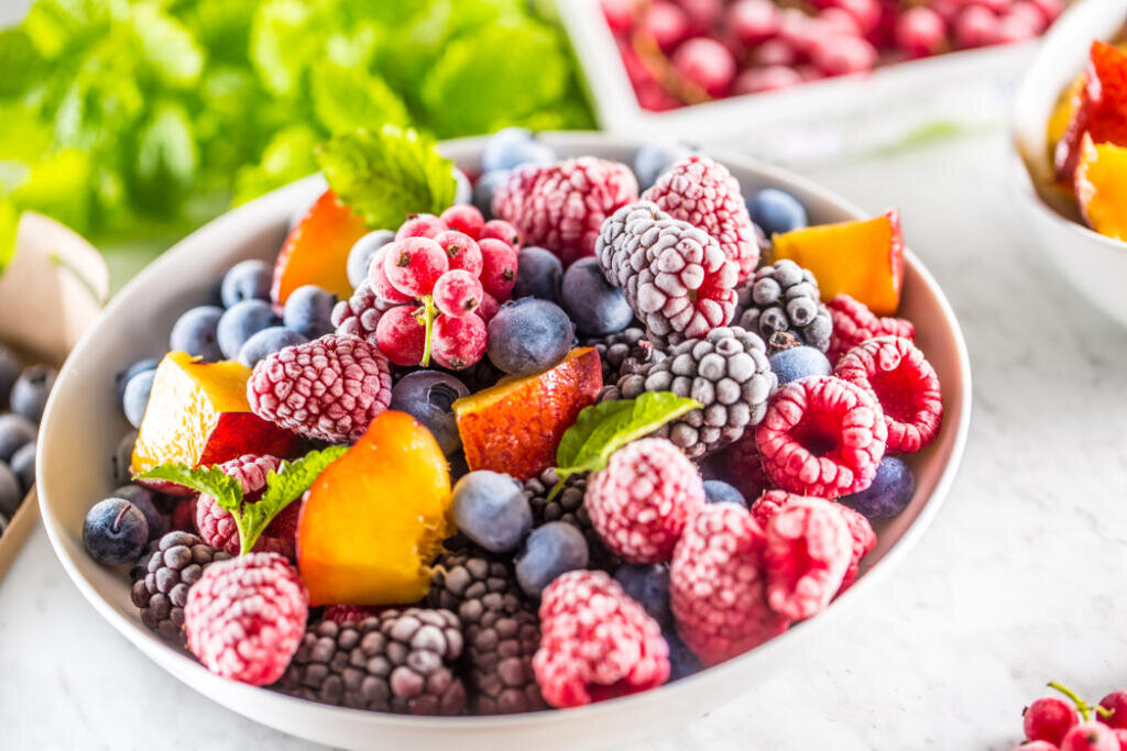 Натуральные фрукты и ягоды. Замороженные овощи и фрукты. Замороженные фрукты и ягоды. Заморозка ягод. Мороженые фрукты.
