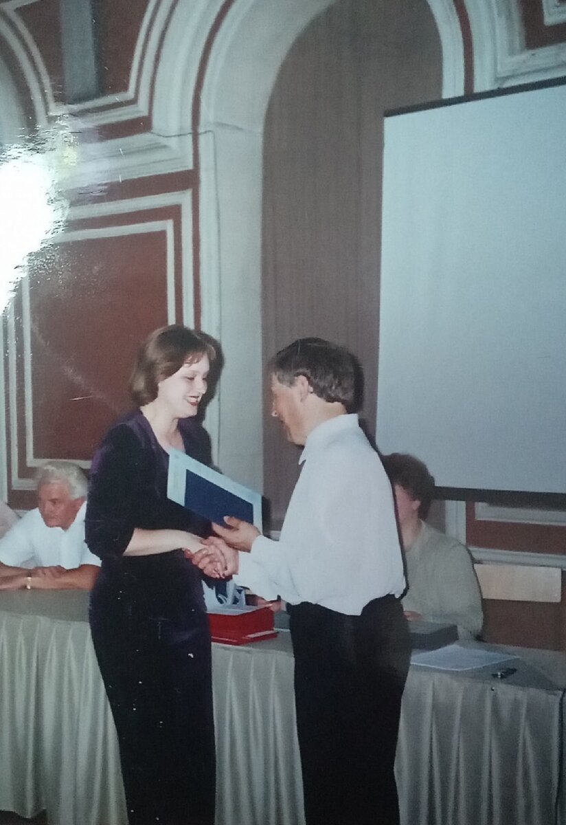 Диплом физмата, как видите - синий.