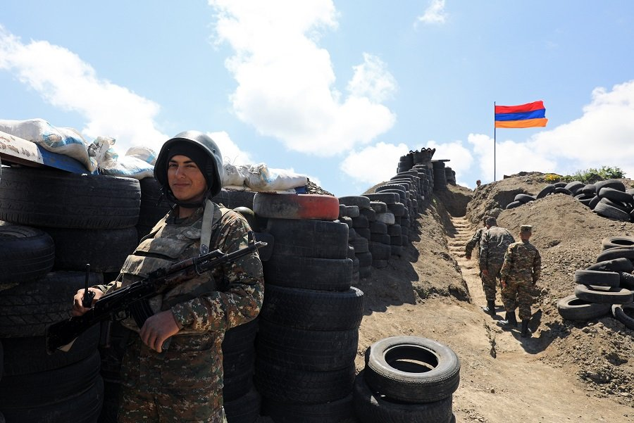 Армянские военнослужащие на блокпосту у золоторудного месторождения Сотк - Фото: АЛЕКСАНДР РЮМИН/ТАСС