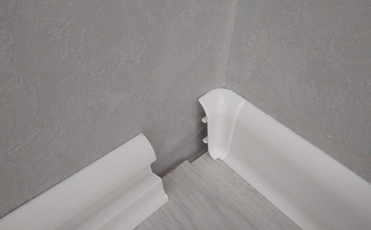 Стык плинтуса в углу