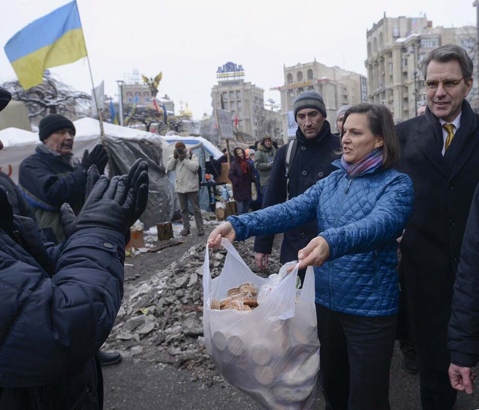 В. Нуланд и посол Дж. Пайетт предлагают печенье участникам протестов в 2013 г. в Киеве. Фрагмент фото из открытых источников. 