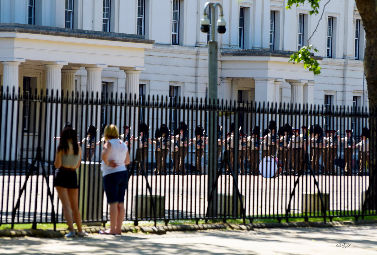 "а я люблю военных, красивых, здоровенных..."