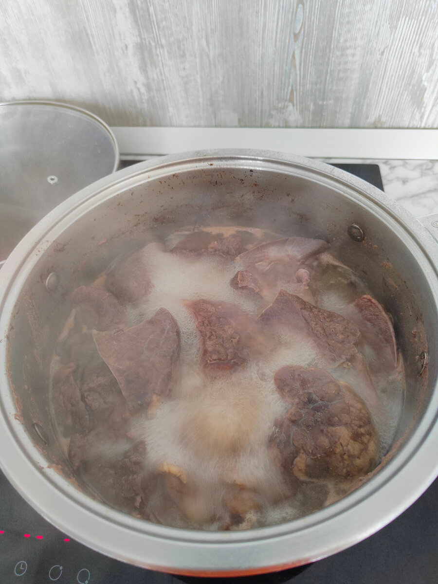 Отвариваем ливер с луком, чесноком и специями.